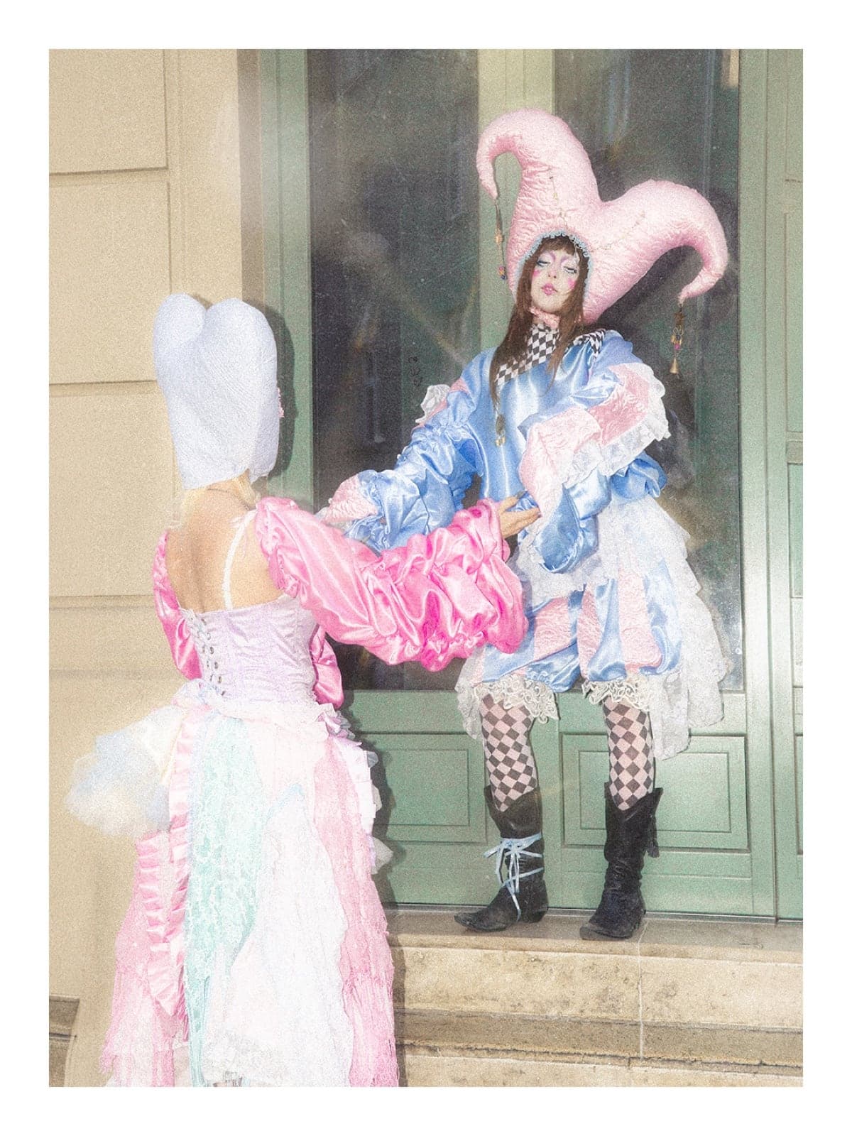 Modelki w pastelowych kostiumach z kolekcji Głupiec