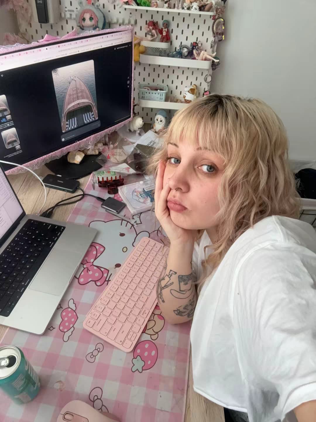 Martyna przy swoim stanowisku projektowym