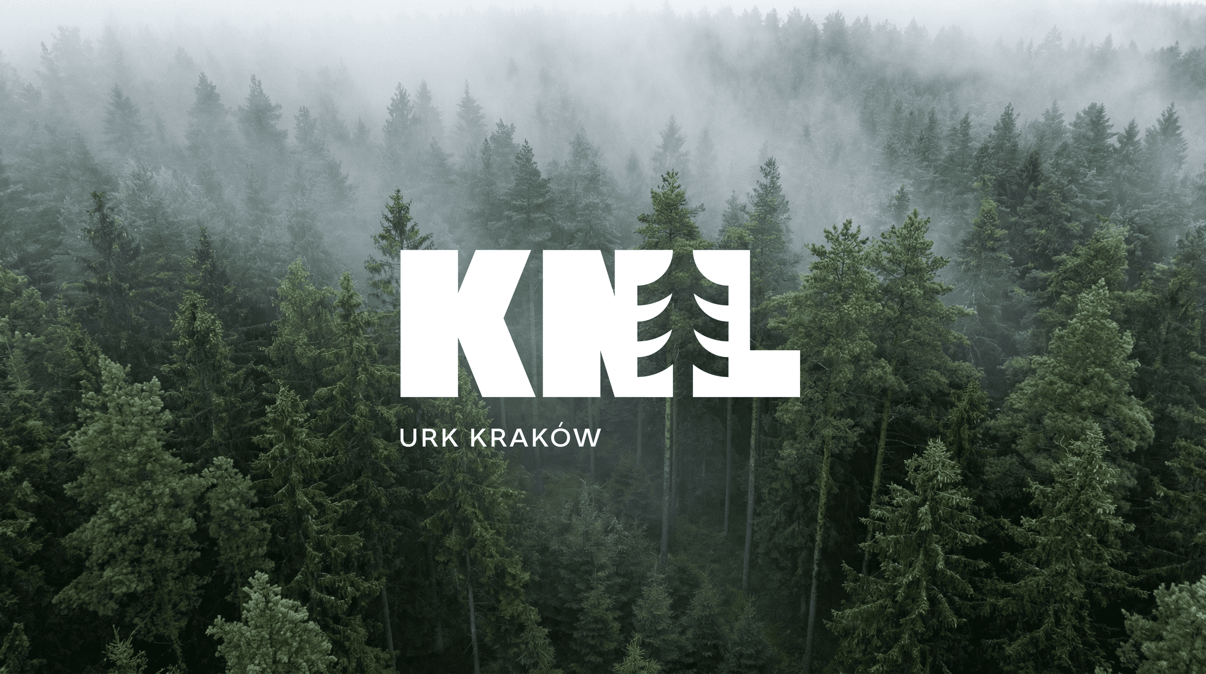 Znak KNL na tle leśnego krajobrazu